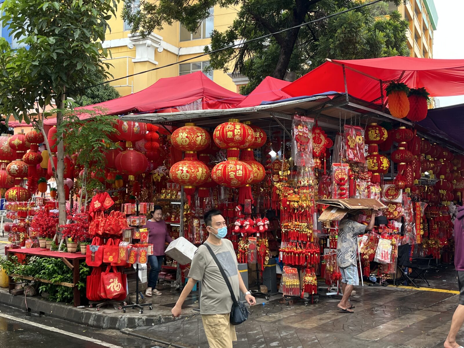 Cuaca Buruk Seret Penjualan Imlek, Pedagang Musiman Harapkan Pemulihan Ekonomi Tahun Depan