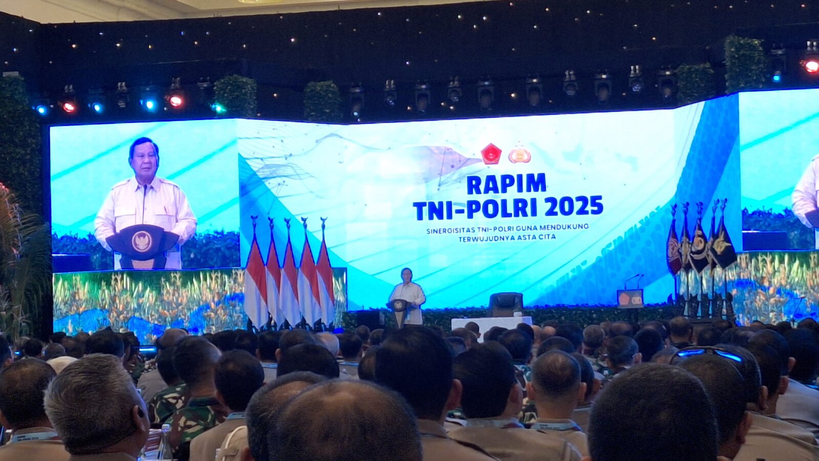 Presiden Prabowo Subianto menyebut ciri khas negara yang gagal tergambar dari tentara dan polisinya yang tidak berhasil menjalankan tugas