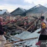 Aparat Polsek Pademawu, Pamekasan meninjau gudang penyimpanan garam roboh akibat diterjang angin puting beliung di Dusun Majungan, Desa Pademawu Timur, Kecamatan Pademawu, Pamekasan, Selasa (28/1/2025).