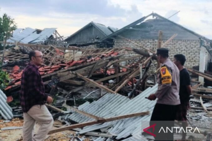Aparat Polsek Pademawu, Pamekasan meninjau gudang penyimpanan garam roboh akibat diterjang angin puting beliung di Dusun Majungan, Desa Pademawu Timur, Kecamatan Pademawu, Pamekasan, Selasa (28/1/2025).