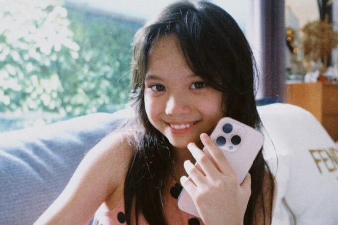 Gempi Mendapat Hadiah Ponsel