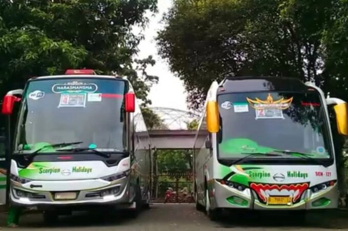 Dalam foto menampilkan salah satu Pelopor Klakson Telolet Bus