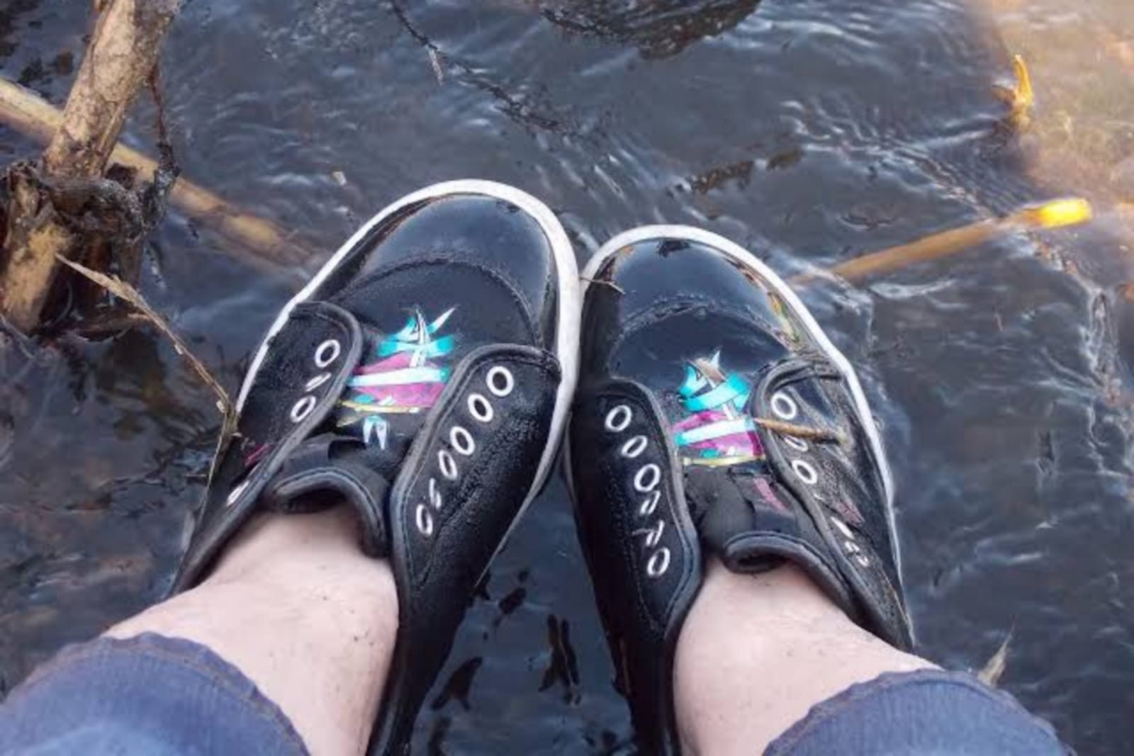 Cara keringkan sepatu di musim hujan