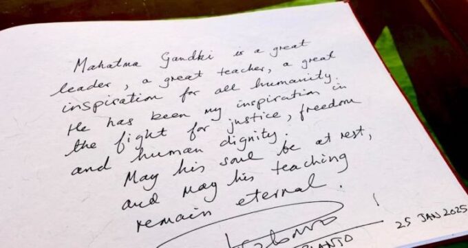 Prabowo Subianto memberi penghormatan kepada Bapak Bangsa India, Mahatma Gandhi, melalui upacara peletakan karangan bunga