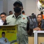 Petugas menunjukkan barang bukti sejumlah uang disaksikan Wakil Ketua KPK Nurul Ghufron (kanan) dan Direktur Penyidikan KPK Brigjen Pol. Asep Guntur Rahayu (kiri) dalam konferensi pers penahanan enam tersangka OTT di Kalimantan Selatan, di Gedung Merah Putih KPK, Jakarta, Selasa (8/10/2024).