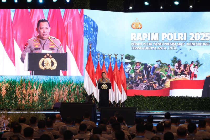Kapolri Jenderal Pol. Listyo Sigit Prabowo berbicara dalam acara Rapat Pimpinan (Rapim) Polri Tahun 2025 di Gedung Tribrata, Jakarta Selatan, Jumat (31/12025).