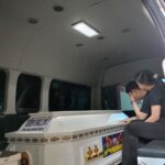 Jenazah korban kebakaran Glodok Plaza, Jakarta Barat yang sudah teridentifikasi atas nama Keren Shallom Jeremiah (21) dibawa pihak keluarga menggunakan ambulans RS Polri Kramat Jati, Jumat (31/1/2025) sore. ANTARA/Siti Nurhaliza.