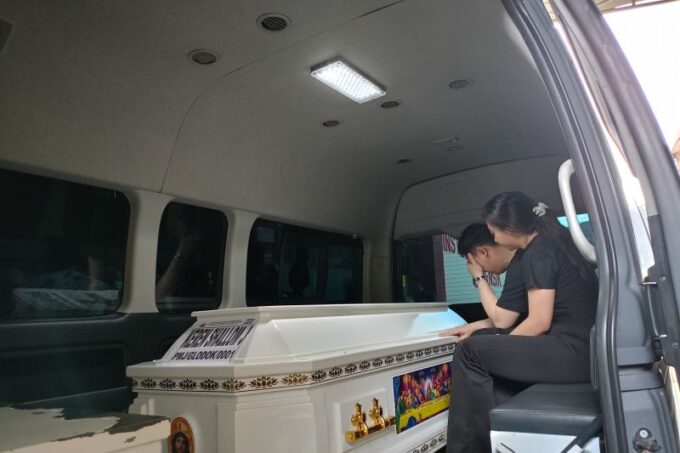 Jenazah korban kebakaran Glodok Plaza, Jakarta Barat yang sudah teridentifikasi atas nama Keren Shallom Jeremiah (21) dibawa pihak keluarga menggunakan ambulans RS Polri Kramat Jati, Jumat (31/1/2025) sore. ANTARA/Siti Nurhaliza.