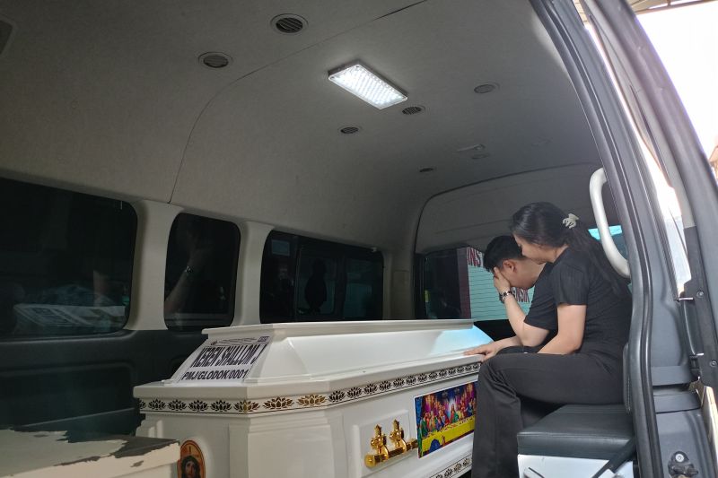 Jenazah korban kebakaran Glodok Plaza, Jakarta Barat yang sudah teridentifikasi atas nama Keren Shallom Jeremiah (21) dibawa pihak keluarga menggunakan ambulans RS Polri Kramat Jati, Jumat (31/1/2025) sore. ANTARA/Siti Nurhaliza.