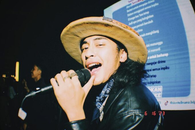 Abidzar Al-Ghifari, aktor muda berbakat yang dikenal lewat berbagai peran di layar kaca, baru-baru ini menuai kritikan tajam dari netizen.