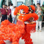 KAI gelar rangkaian acara spesial bertajuk "Imlek at Station" untuk memeriahkan Tahun Baru Imlek 2025 dengan pertunjukan barongsai. 