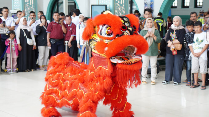 KAI gelar rangkaian acara spesial bertajuk "Imlek at Station" untuk memeriahkan Tahun Baru Imlek 2025 dengan pertunjukan barongsai. 