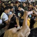 Wakil Presiden Gibran Rakabuming Raka berkunjung ke Kampung Malang Tengah, Surabaya, Jawa Timur, Selasa (28/1/2025) malam untuk bertemu warga dan mendengarkan aspirasi mereka.