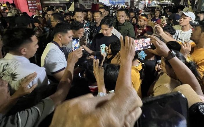 Wakil Presiden Gibran Rakabuming Raka berkunjung ke Kampung Malang Tengah, Surabaya, Jawa Timur, Selasa (28/1/2025) malam untuk bertemu warga dan mendengarkan aspirasi mereka.