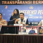 Direktur Tindak Pidana Siber (Dirtipidsiber) Bareskrim Polri Brigjen Pol. Himawan Bayu Aji (tengah) berbicara dalam konferensi pers di Gedung Bareskrim Polri, Jakarta, Kamis (23/1/2025). (ANTARA/Nadia Putri Rahmani)