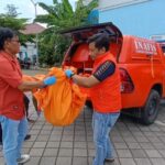 Petugas membawa kantong jenazah berisi potongan kepala korban mutilasi ke kamar jenazah RSUD dr. Iskak Tulungagung, Minggu (26/1/2025)