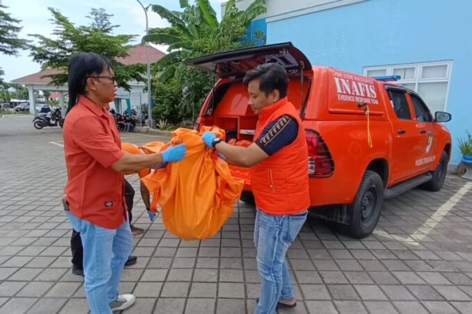 Petugas membawa kantong jenazah berisi potongan kepala korban mutilasi ke kamar jenazah RSUD dr. Iskak Tulungagung, Minggu (26/1/2025)