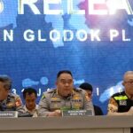 Wakarumkit RS Bhayangkara Tingkat 1 Pusdokkes Polri, Kombes Pol Dr Erwinn Zainul Hakim (tengah) bersama Karodokpol Pusdokkes Polri Brigjen Pol Nyoman Eddy Purnama Wirawan (pojok kiri) dan Kabid Yandokpol RS Polri Kombes Hery Wijatmoko (pojok kanan) saat konferensi pers kebakaran Glodok Plaza, Jakarta Barat di Rumah Sakit Bhayangkara Tk I Pusdokkes Polri (RS Polri), Kramat Jati, Jakarta Timur, Jumat (31/1/2025). ANTARA/Siti Nurhaliza.