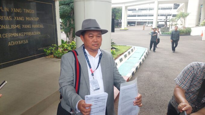 Koordinator Masyarakat Anti-korupsi (MAKI), Boyamin Saiman, melaporkan dugaan korupsi terkait penerbitan Surat Hak Guna Bangunan (SHGB) untuk pembangunan pagar laut di perairan Tangerang, Banten