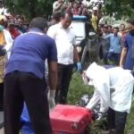 Petugas Polres Ngawi dan RSUD dr Soeroto mengevakuasi jasad wanita dalam koper merah yang ditemukan di Desa Dadapan, Kecamatan Kendal, Kabupaten Ngawi, Jatim, Kamis (23/1/2025). ANTARA/Louis Rika