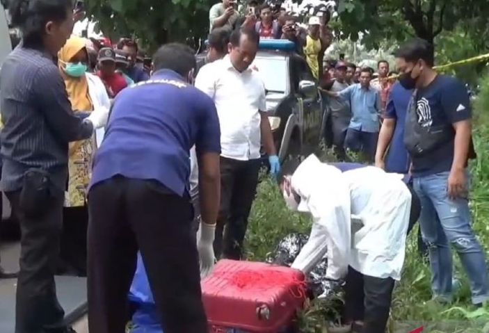 Petugas Polres Ngawi dan RSUD dr Soeroto mengevakuasi jasad wanita dalam koper merah yang ditemukan di Desa Dadapan, Kecamatan Kendal, Kabupaten Ngawi, Jatim, Kamis (23/1/2025). ANTARA/Louis Rika