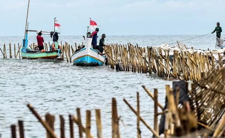 Sejumlah nelayan bersama personel TNI AL membongkar pagar laut yang terpasang di kawasan pesisir Tanjung Pasir, Kabupaten Tangerang, Banten, Sabtu (18/1/2025).