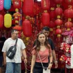 Pengunjung melintasi lapak-lapak pedagang pernak-pernik perayaan Imlek di kawasan pecinan Glodok, Jakarta Barat, Selasa (21/1/2025). (ANTARA/Hreeloita Dharma Shanti)