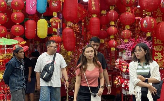 Pengunjung melintasi lapak-lapak pedagang pernak-pernik perayaan Imlek di kawasan pecinan Glodok, Jakarta Barat, Selasa (21/1/2025). (ANTARA/Hreeloita Dharma Shanti)