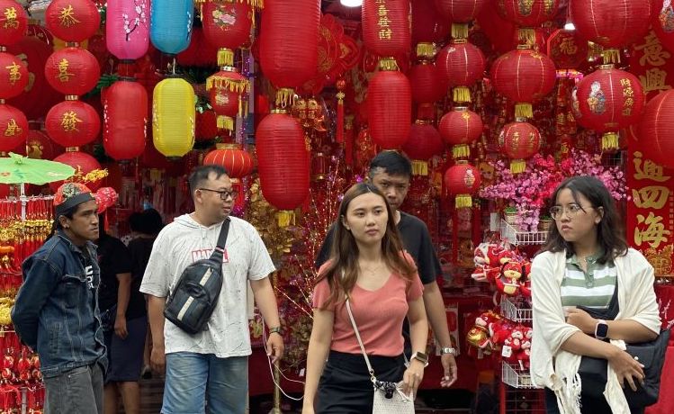 Pengunjung melintasi lapak-lapak pedagang pernak-pernik perayaan Imlek di kawasan pecinan Glodok, Jakarta Barat, Selasa (21/1/2025). (ANTARA/Hreeloita Dharma Shanti)