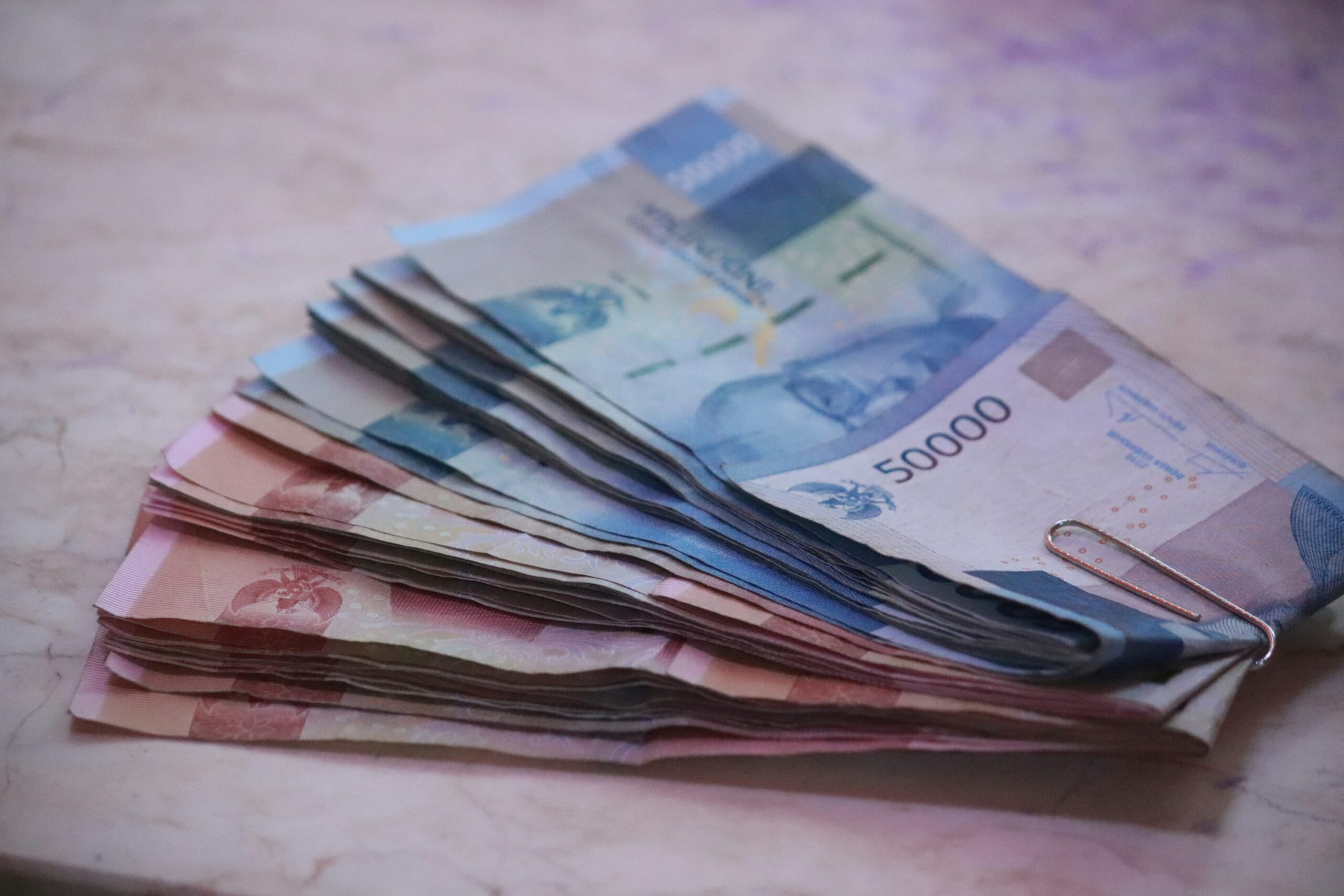 Kurs rupiah melemah ke level Rp 16.904 per dolar AS di awal perdagangan hari ini. Pelemahan dipicu sentimen global negatif, dari kebijakan tarif AS hingga eskalasi konflik geopolitik