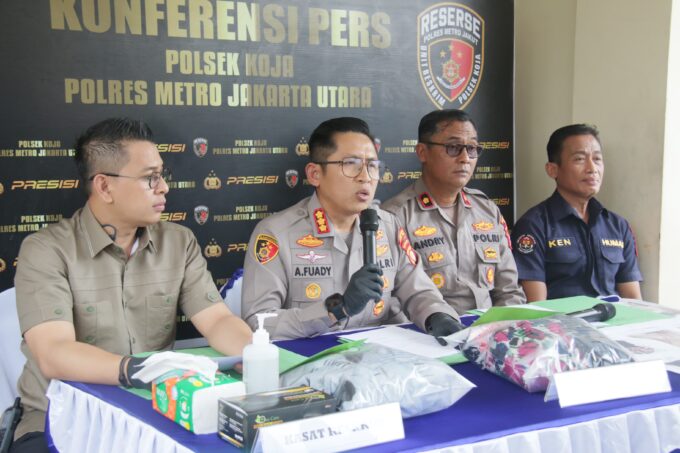 Dua remaja diduga gugurkan kandungan dengan obat penggugur di kawasan Koja, Jakarta Utara.