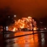 Kebakaran hebat yang terjadi imbas pesawat Ambulan AS jatuh di Philadelphia (Sumber X Tangkapan Layar)