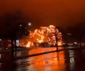 Kebakaran hebat yang terjadi imbas pesawat Ambulan AS jatuh di Philadelphia (Sumber X Tangkapan Layar)