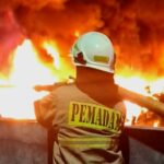 Petugas memadamkan kebakaran kapal di Dermaga Marina Ancol (Istimewa)