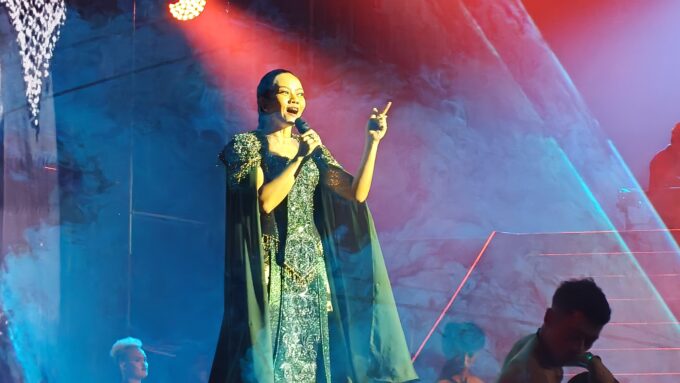 Yura Yunita resmi menggelar konser "Bingah" sebagai bentuk perayaan bersama para penggemarnya di Istora Senayan, 2 Februari 2025.