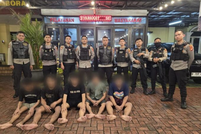Polisi mengamankan sejumlah remaja yang hendak tawuran di Jalan Prof Dr Latumeten, Tambora, Jakarta Barat, Minggu (2/2/2025).
