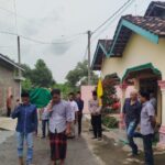 Warga bersiap memberangkatkan jenazah korban keracunan massal di depan rumah duka di Desa Bondrang, Ponorogo, Sabtu (1/2/2025).