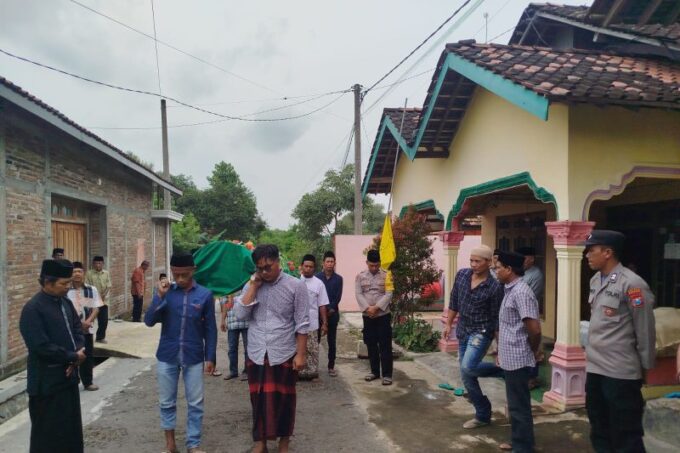 Warga bersiap memberangkatkan jenazah korban keracunan massal di depan rumah duka di Desa Bondrang, Ponorogo, Sabtu (1/2/2025).