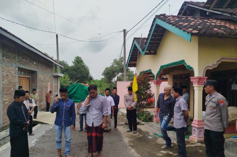 Warga bersiap memberangkatkan jenazah korban keracunan massal di depan rumah duka di Desa Bondrang, Ponorogo, Sabtu (1/2/2025).