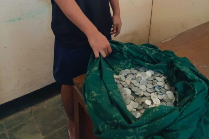 Barang bukti uang koin kotak amal Masjid di Lombok Timur, Provinsi NTB yang dicuri, Minggu (02/02/2025)