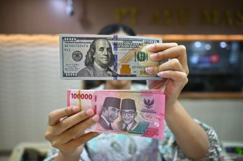 Nilai tukar rupiah menguat tipis terhadap dolar AS setelah Presiden Trump menunda tarif resiprokal selama 90 hari