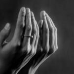 Pelajari niat sholat taubat, tata cara, doa, dan keutamaannya. Amalkan sholat taubat untuk memohon ampunan dan mendekatkan diri kepada Allah