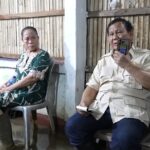 Presiden Prabowo Subianto menelepon pejabat terkait saat mengecek langsung kondisi warga Bekasi yang terdampak banjir. Simak aksinya di sini!