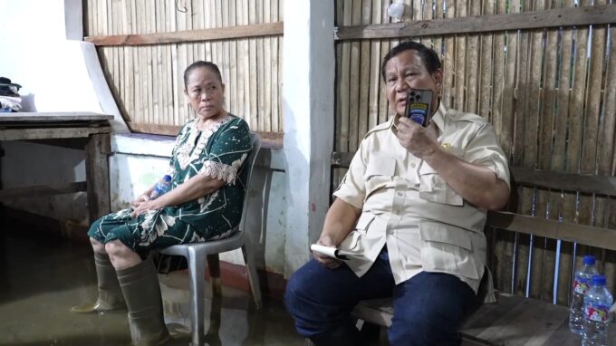 Presiden Prabowo Subianto menelepon pejabat terkait saat mengecek langsung kondisi warga Bekasi yang terdampak banjir. Simak aksinya di sini!