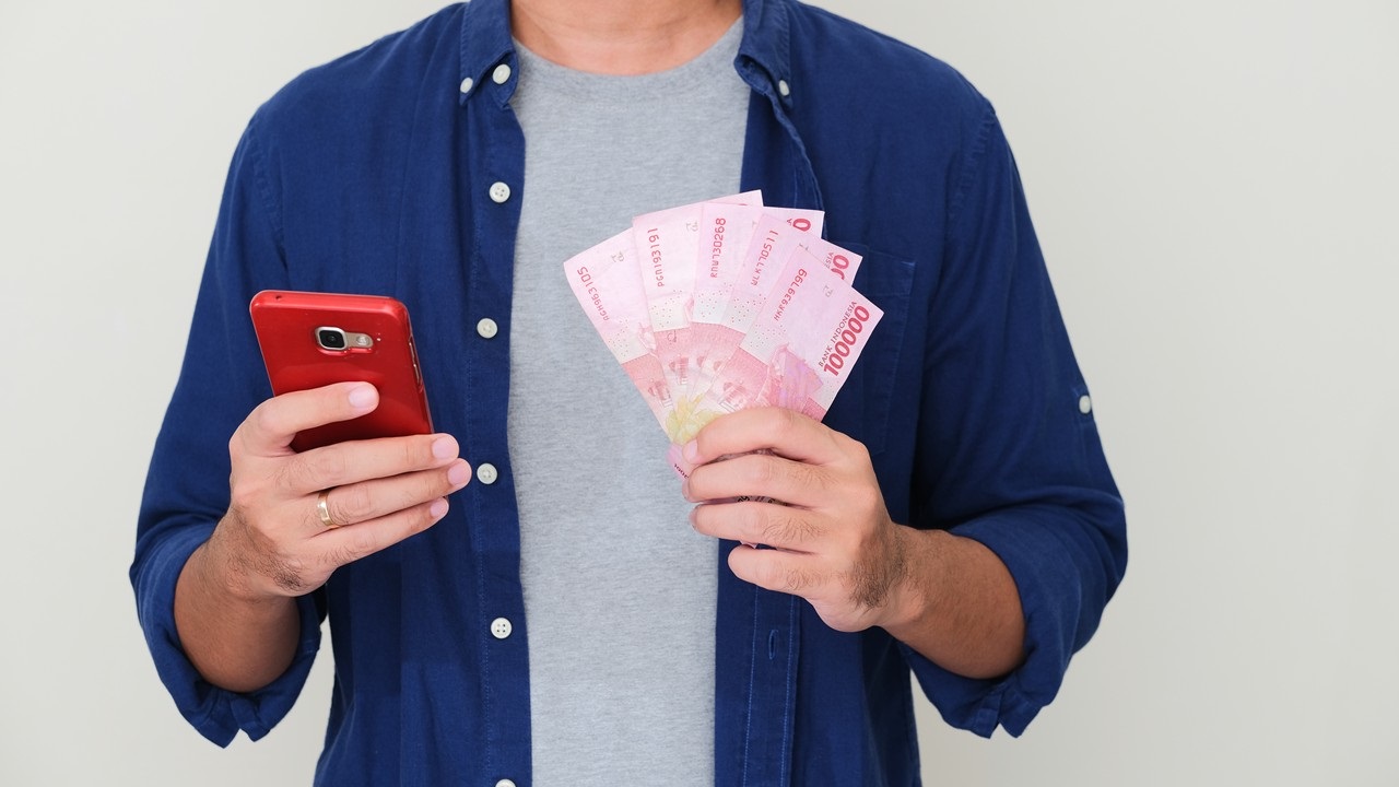 Mau tahu cara menghasilkan uang dari HP? Simak berbagai peluang bisnis digital yang bisa dilakukan dengan mudah, bahkan tanpa modal besar!