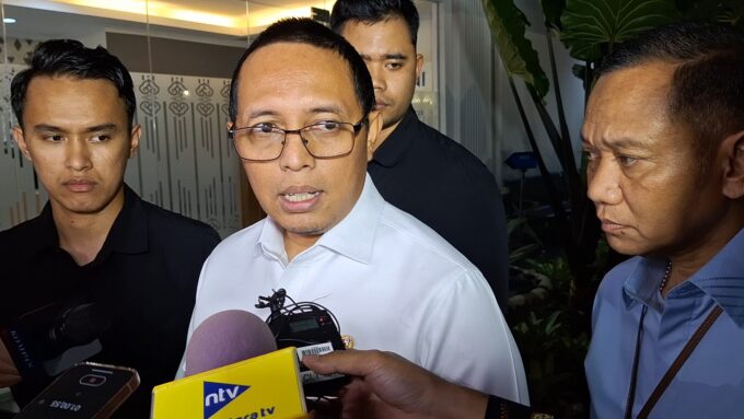 Pernyataan Hasan Nasbi soal teror kepala babi kepada jurnalis Tempo menuai kritik. Pakar komunikasi meminta Prabowo mengevaluasi perannya.
