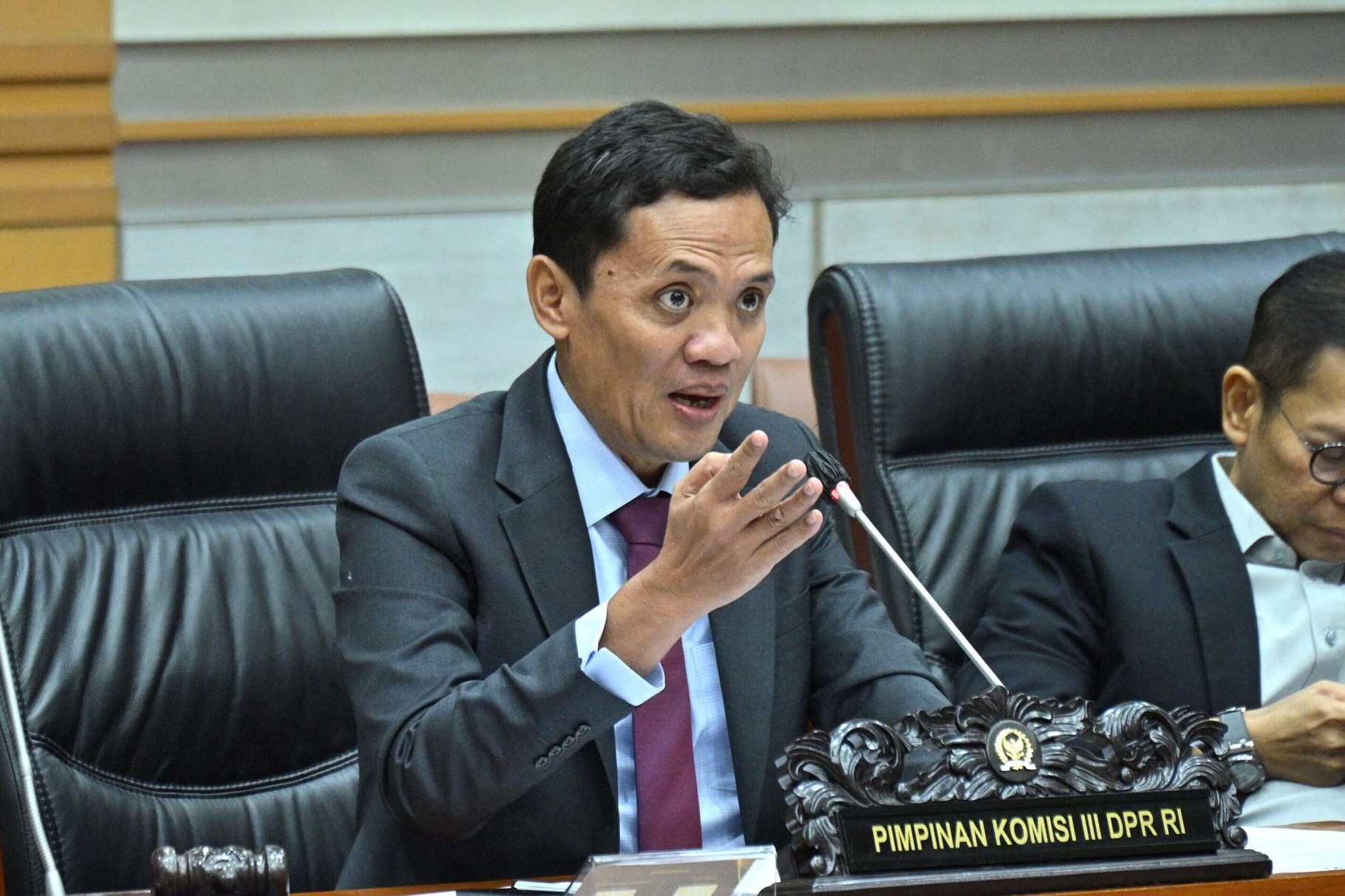 Komisi III DPR menegaskan Kejaksaan tetap berwenang menyidik perkara korupsi dalam RUU KUHAP, membantah kabar soal penghapusan kewenangan tersebut