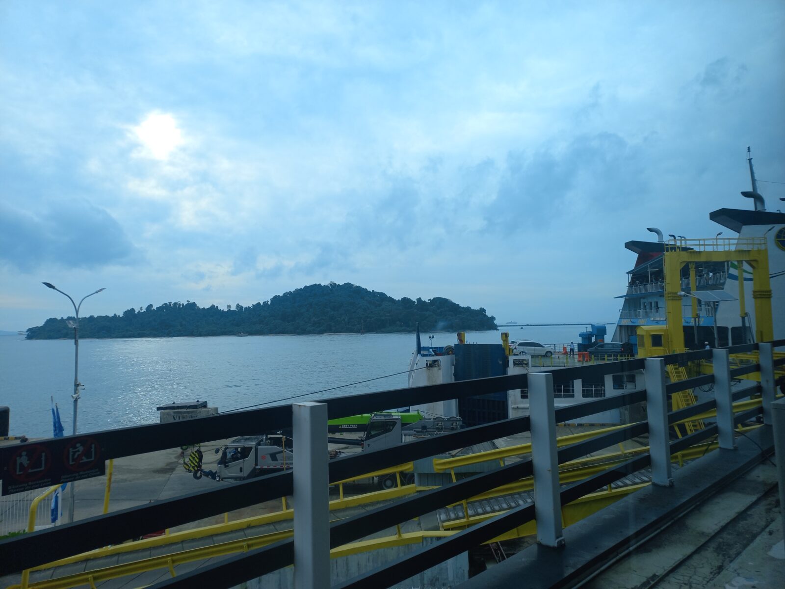 ASDP sigap selamatkan dua penumpang yang terjatuh ke laut saat naik kapal. Keselamatan dan kenyamanan pengguna jasa tetap menjadi prioritas utama