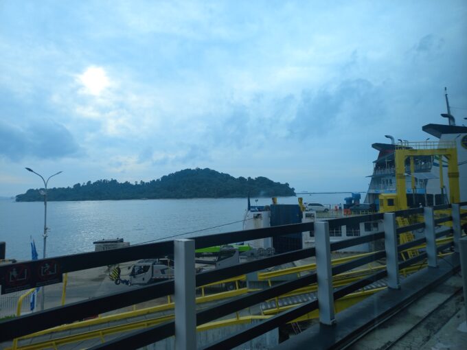 ASDP sigap selamatkan dua penumpang yang terjatuh ke laut saat naik kapal. Keselamatan dan kenyamanan pengguna jasa tetap menjadi prioritas utama