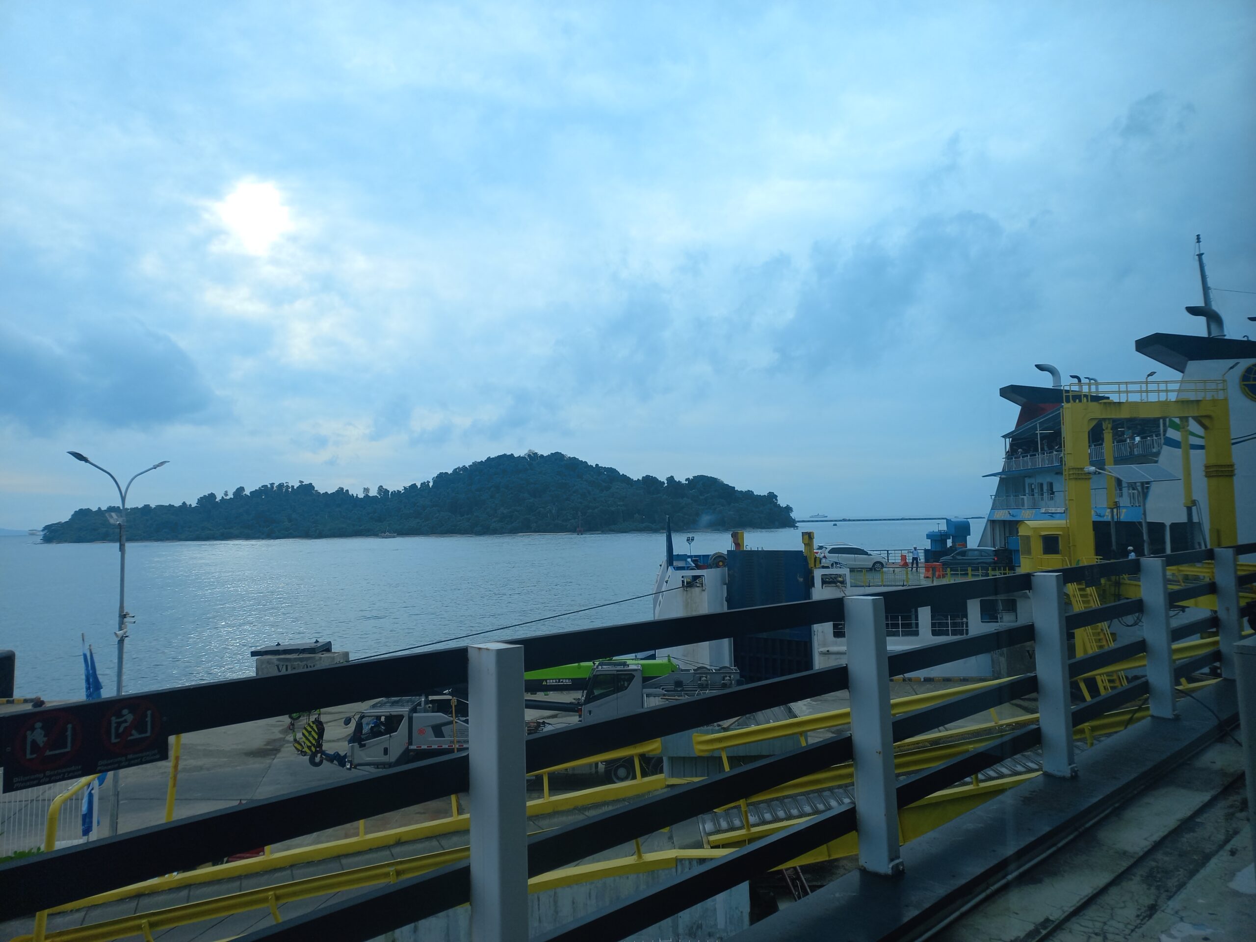 ASDP sigap selamatkan dua penumpang yang terjatuh ke laut saat naik kapal. Keselamatan dan kenyamanan pengguna jasa tetap menjadi prioritas utama